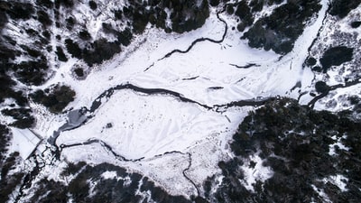 鸟瞰图摄影白雪覆盖的道路
